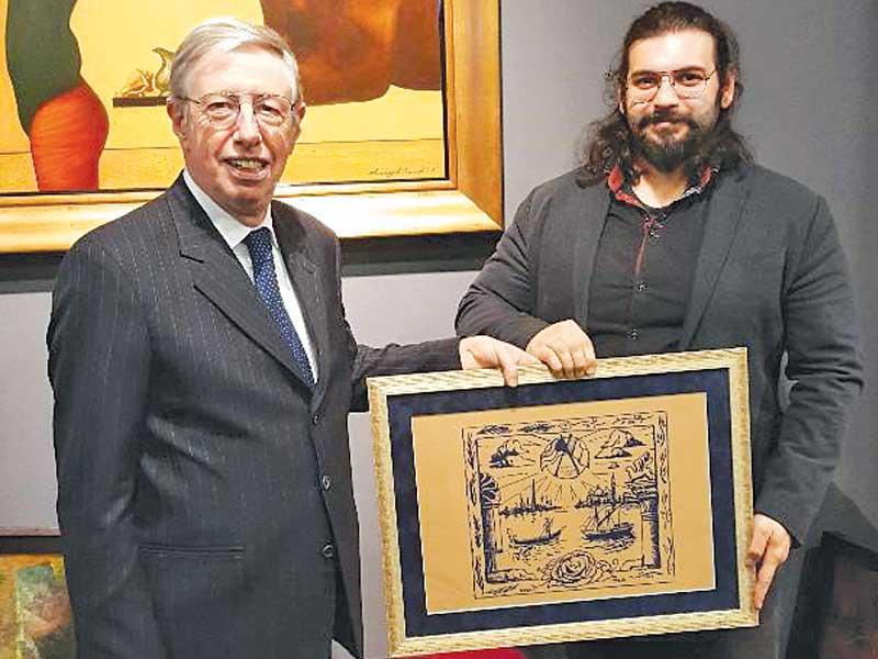 الفنان التشكيلي أحمد مقيم مع السفير الايطالي 