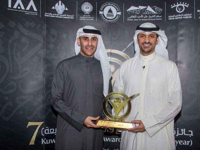 أحمد الأمير وحمد الوزان مع الجائزة