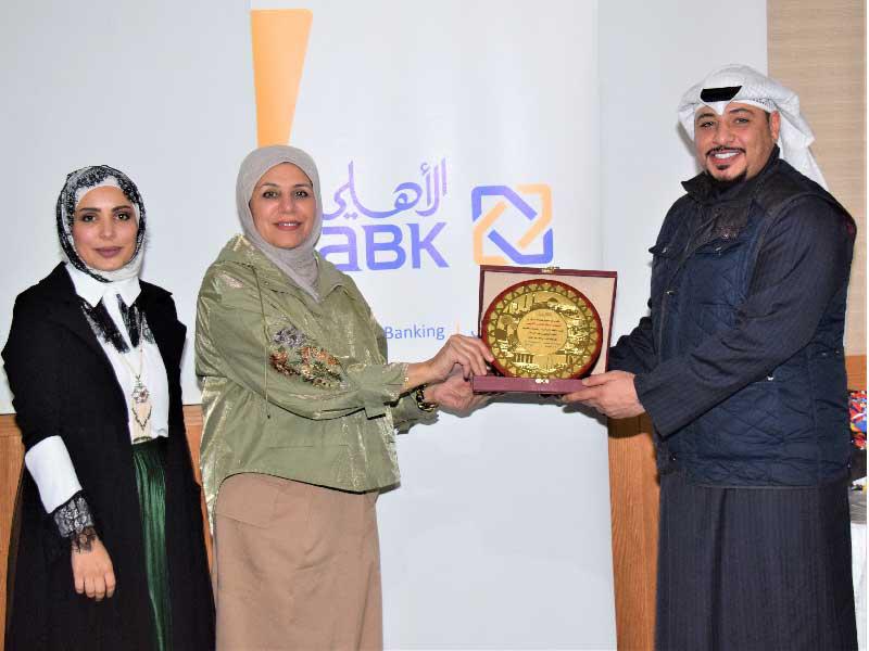 هدى الشهاب تكرم سامي الأسد أثناء الحفل