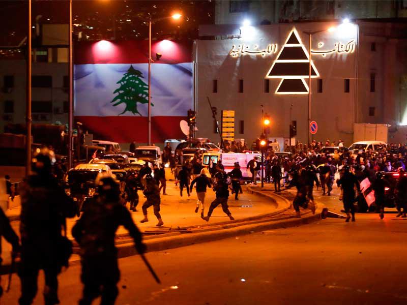 جانب من المواجهات وسط بيروت ليل السبت ـ الأحد  ( أ ف ب)