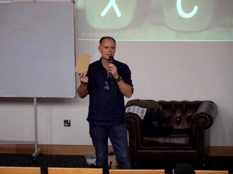 ماكينتوش محاضراً