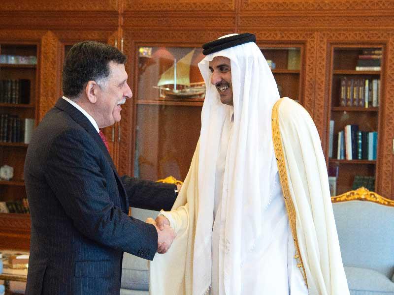 أمير قطر الشيخ تميم بن حمد مستقبلاً رئيس حكومة الوفاق الوطني الليبية فايز السراج (تويتر)