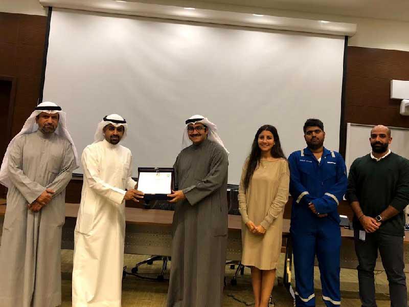 جانب من التكريم عقب الندوة 