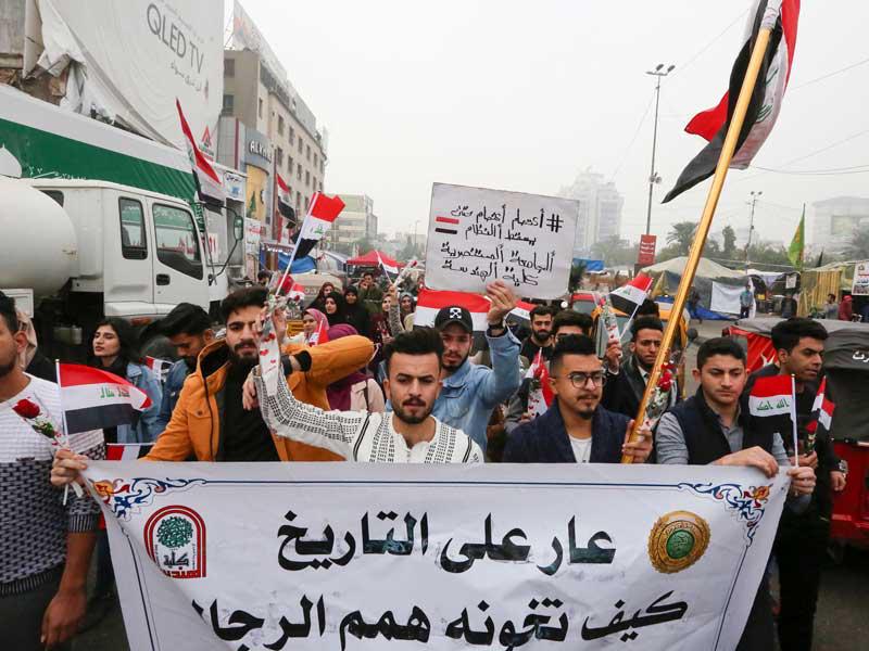 محتجون وسط بغداد أمس (أ ف ب)