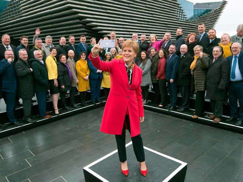 ستورغن تلتقط سيلفي مع نواب حزبها في داندي أمس    (أ ف ب)