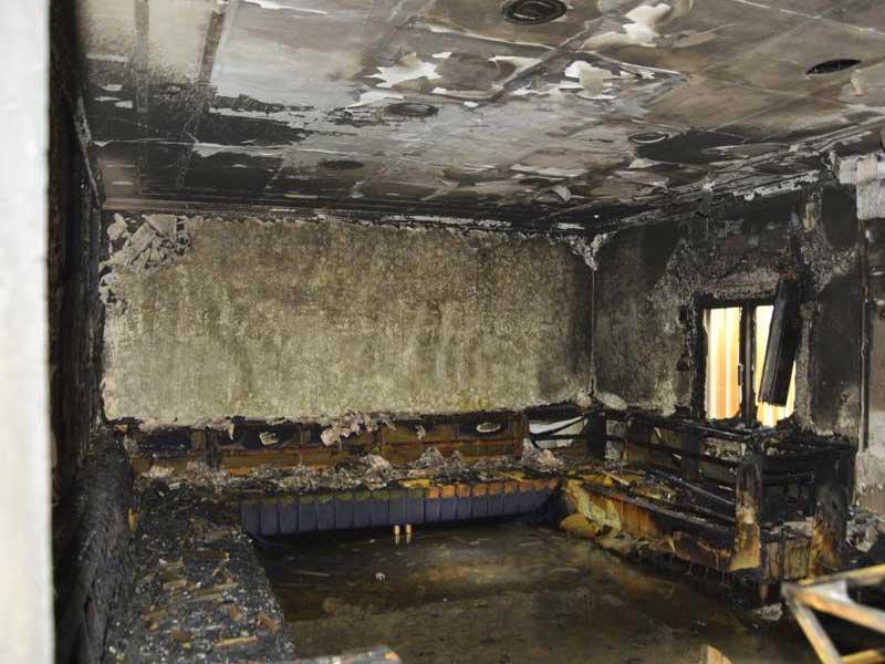 آثار الحريق بالمنزل