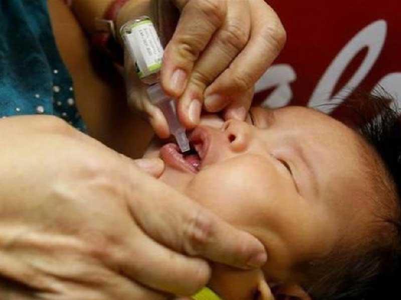 تطعيم زوار ماليزيا من شلل الأطفال 