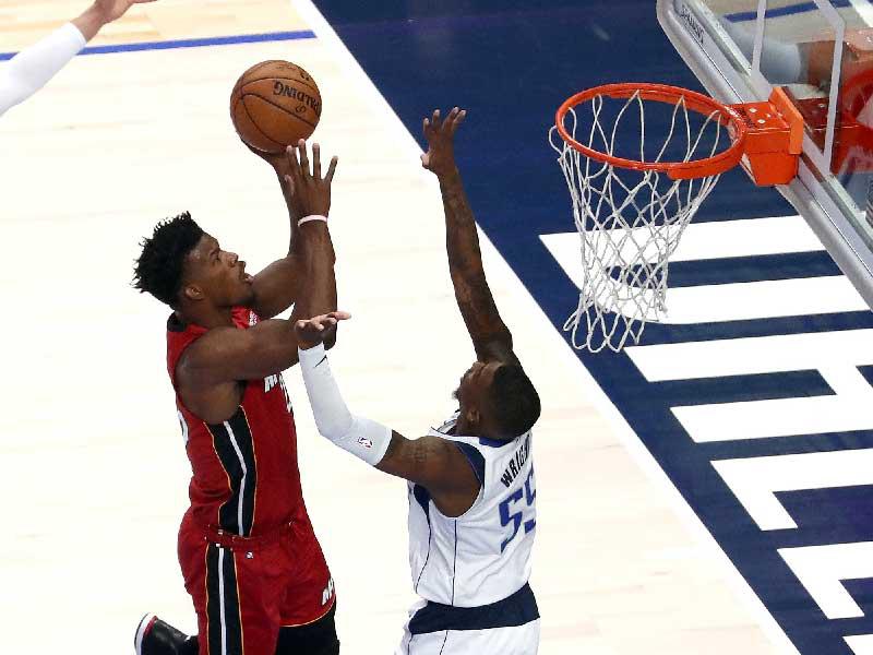 باتلر نجم ميامي يسجل في سلة دالاس