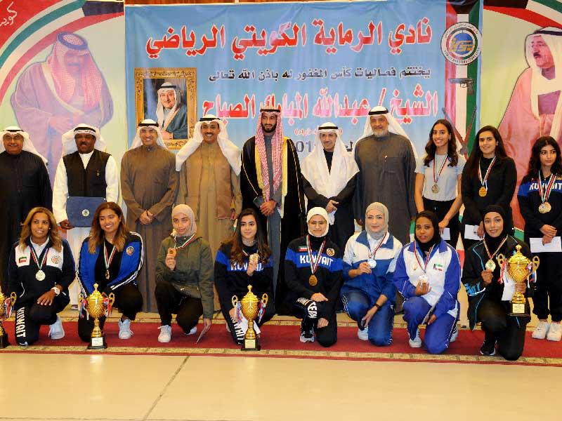 رئيس نادي الرماية وراعي البطولة يتوسطان الفائزات