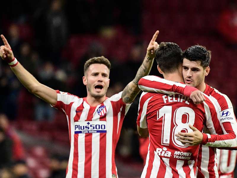 فرحة لاعبي أتلتيكو بعد نهاية المباراة أمام أوساسونا