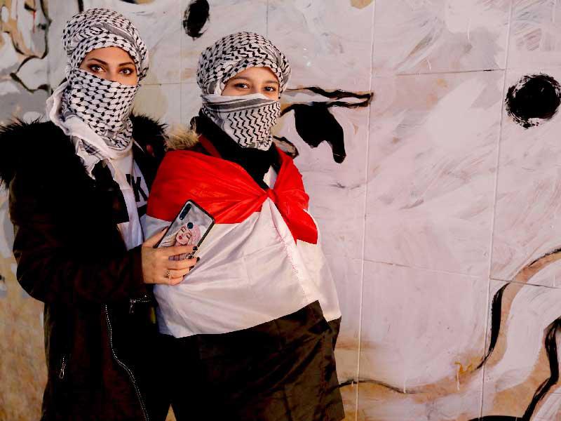 عراقيتان في ساحة التحرير أمس (أ ف ب )