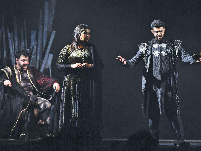 مشهد من «نكون أو لا نكون» 