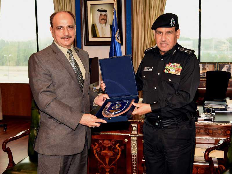 وكيل وزارة الداخلية الفريق عصام النهام مستقبلاً الضيف الباكستاني 