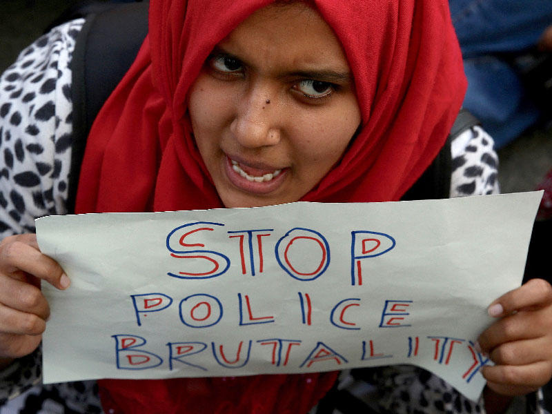 أحد المتظاهرين الهنود يحملون لافتة أثناء مظاهرة تضامنية مع طلاب جامعة جاميا ميليا الإسلامية وضد مشروع قانون تعديل المواطنة