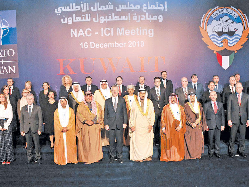 مسؤولو الدول المشاركون في اجتماع «الناتو» أمس