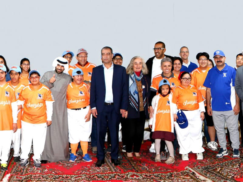 الناصر يتوسط ذوي الاحتياجات الخاصة