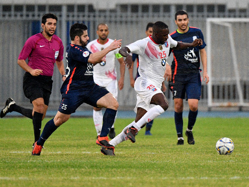 محاولة مرور محترف نادي الكويت الفرنسي سيسوكو (تصوير نوفل إبراهيم)