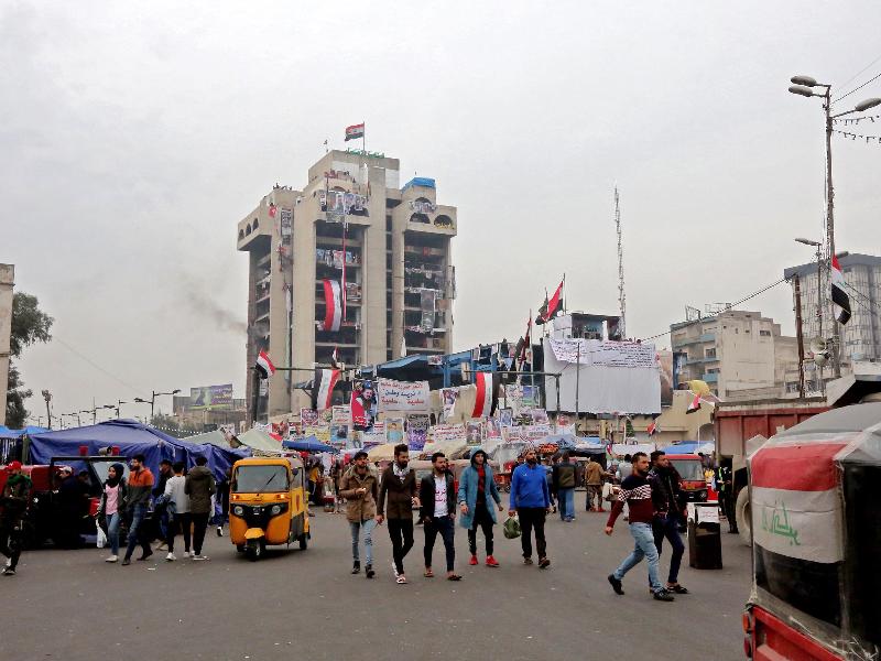 محتجون بساحة التحرير وسط بغداد أمس (أ ف ب)