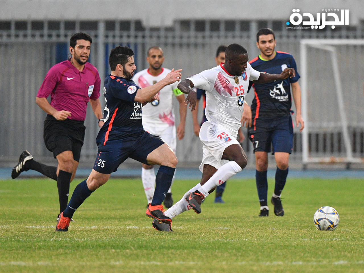  محاولة مرور محترف نادي الكويت الفرنسي سيسوكو (تصوير نوفل ابراهيم) 