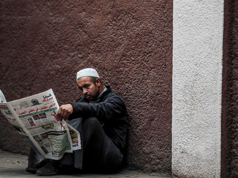 مصري يطالع صحيفة في حي الزمالك الراقي بالقاهرة    أمس الأول  (أ ف ب)