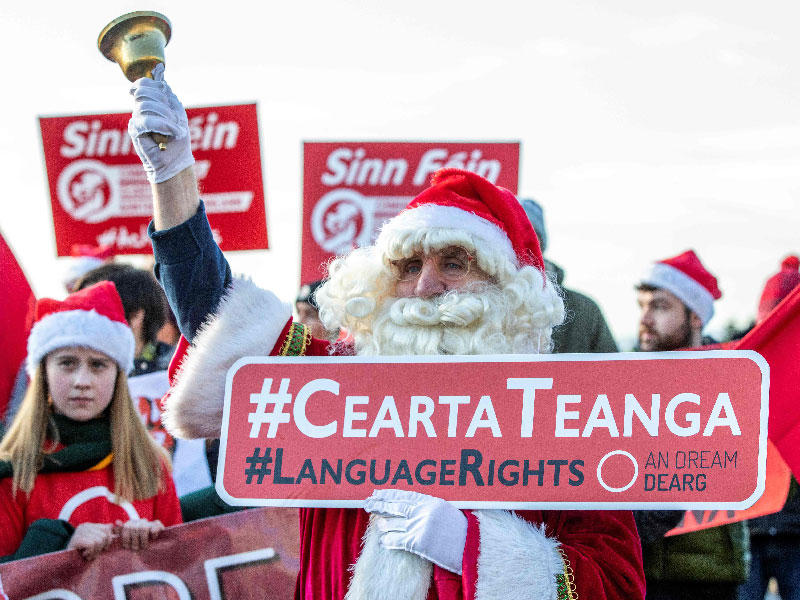 ناشطون في زي «سانتا كلوز» يتظاهرون في بلفاست أمس بالتزامن مع محادثات الأحزاب الشمالية     (ا ف ب)