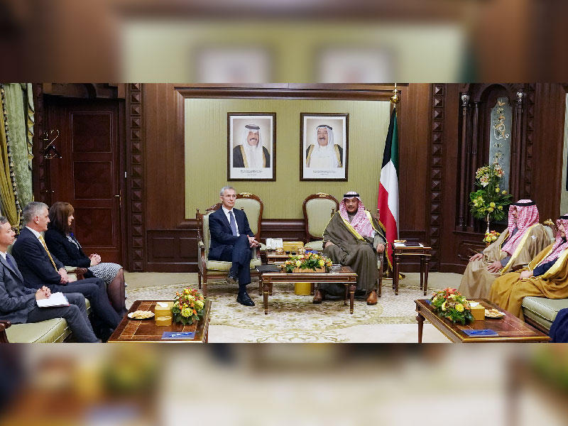 رئيس الوزراء مستقبلاً الأمين العام لحلف شمال الأطلسي والوفد المرافق أمس