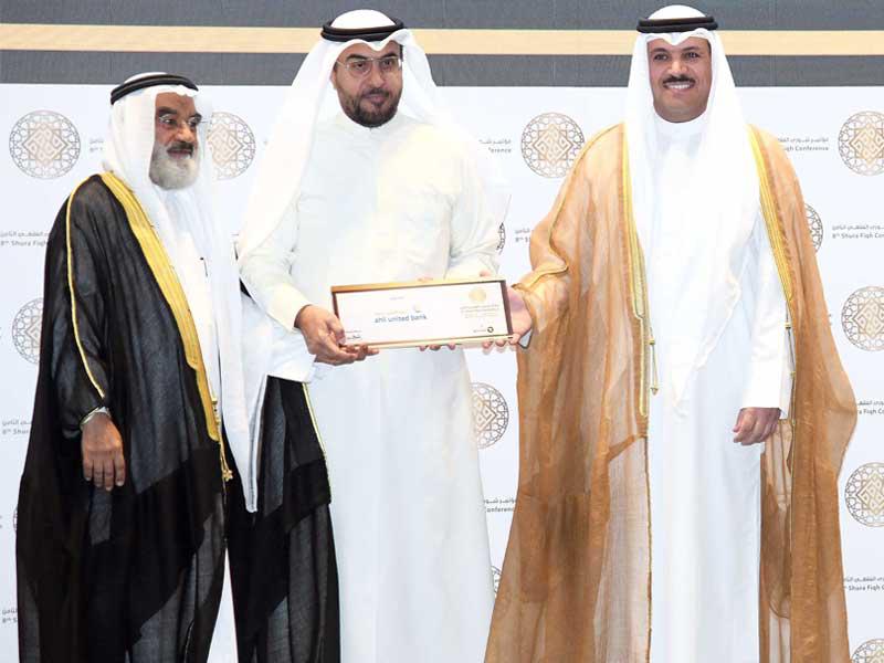 د. محمد الهاشل محافظ بنك الكويت المركزي يكرم د. أنور المضف رئيس مجلس إدارة «الأهلي المتحد»، 