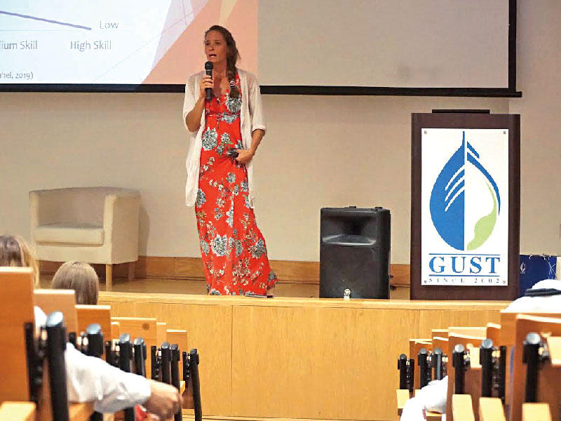 يلين هلسبر محاضرة في جامعة الخليج 