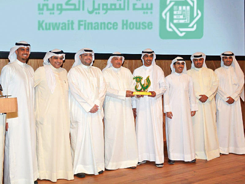 يوسف الرويح وفريق «بيتك» التطوعي في تسلم الجائزة