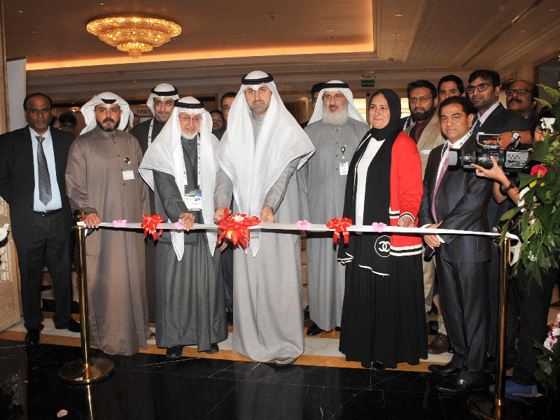 وكيل وزارة النفط، الشيخ د. نمر الصباح مفتتحاً المعرض المصاحب للمؤتمر