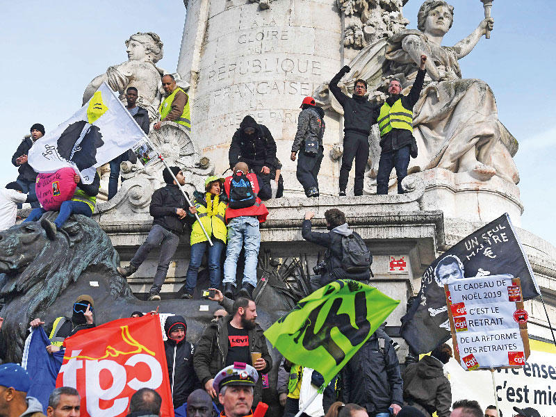 فرنسيون يتظاهرون في باريس أمس (ا ف ب)