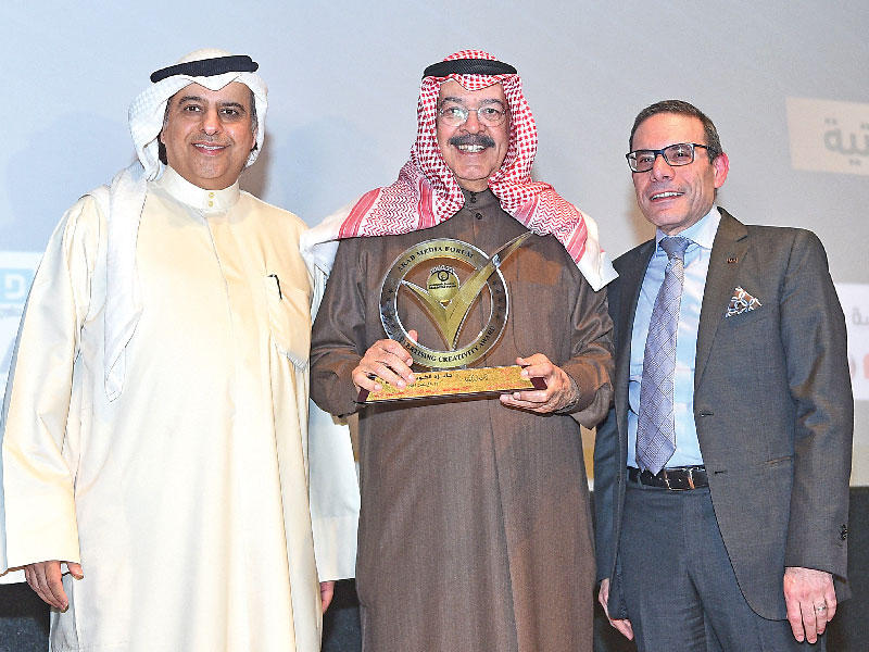 يوسف الجاسم متسلماً جائزة سرعة نمو عمليات التسويق