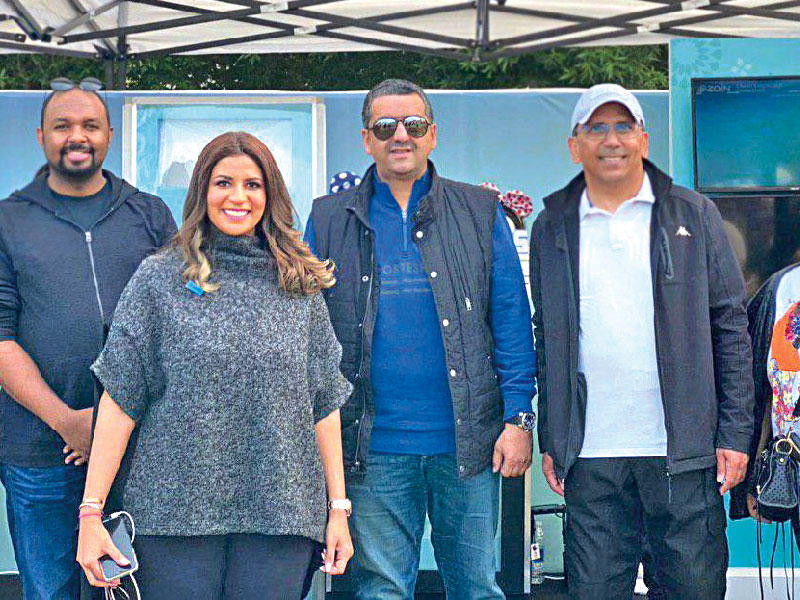 وليد الخشتي متوسطاً فريق «زين» 