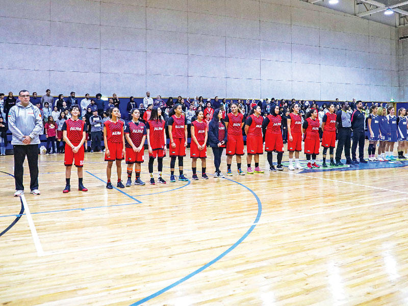 طالبات AUM وفريق Gust خلال إحدى المباريات