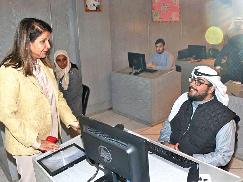 مديرة الهيئة العامة لشؤون ذوي الإعاقة د. شفيقة العوضي خلال جولة على المتدربين من المعاقين