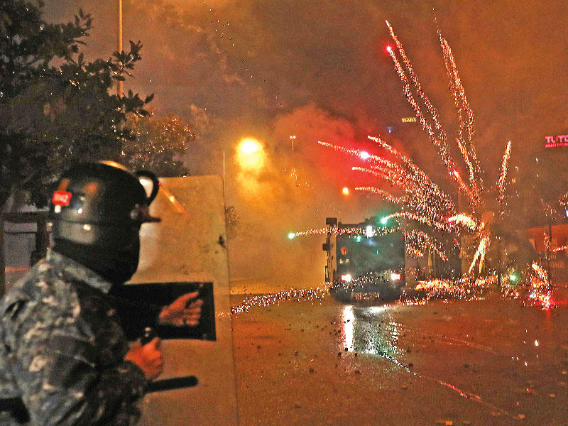 متظاهرون يطلقون مفرقعات نارية باتجاه قوات الأمن وسط بيروت ليل الاثنين - الثلاثاءt(أ ف ب)