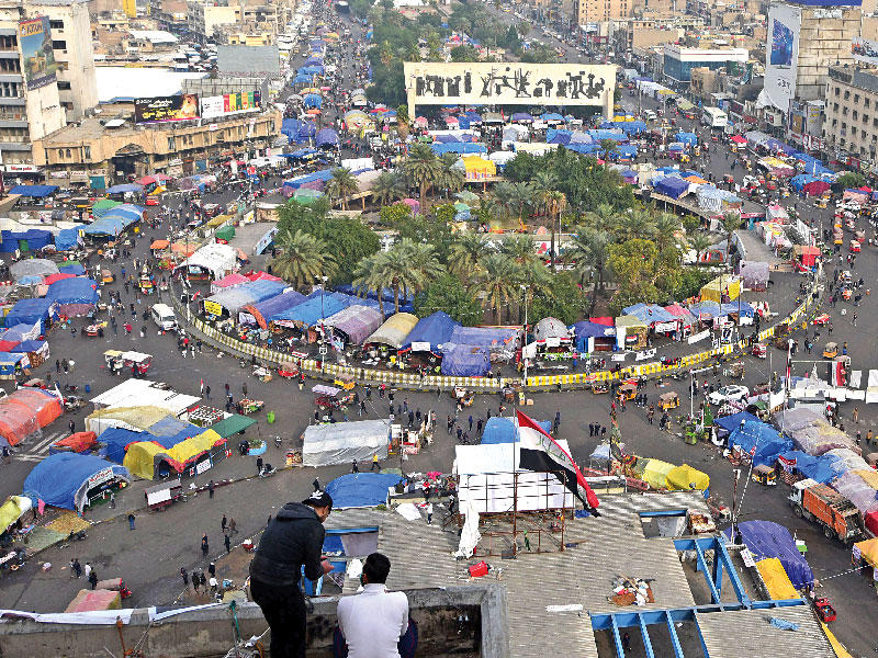 مشهد عام من أعلى مبنى «المطعم التركي» المطل على ساحة التحرير رمز الاحتجاجات وسط بغداد أمس (إي بي أيه)