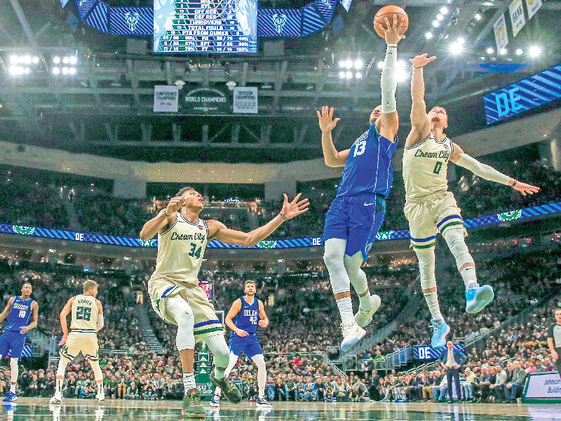 جانب من مباراة ميلووكي باكس ودالاس مافريكس