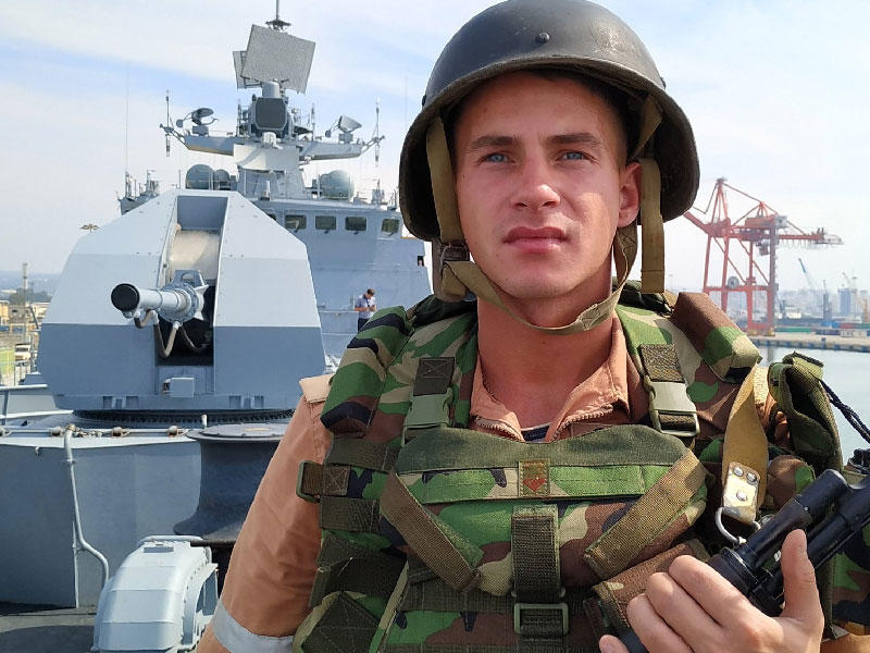 جندي روسي يحرس سفينة بحرية في ميناء طرطوس السوري