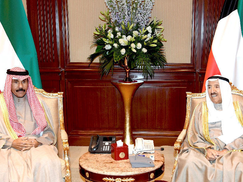 سمو أمير البلاد الشيخ صباح الأحمد مستقبلا سمو ولي العهد الشيخ نواف الأحمد