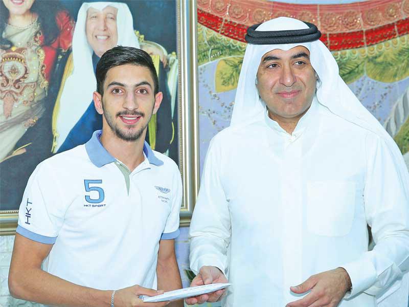 مدير جهاز الكرة في نادي الشباب جابر الزنكي و لاعب الشباب أحمد الزنكي