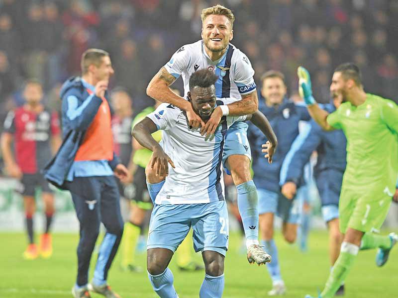 فرحة لاعبي لاتسيو بعد الفوز على فريق نادي كالياري