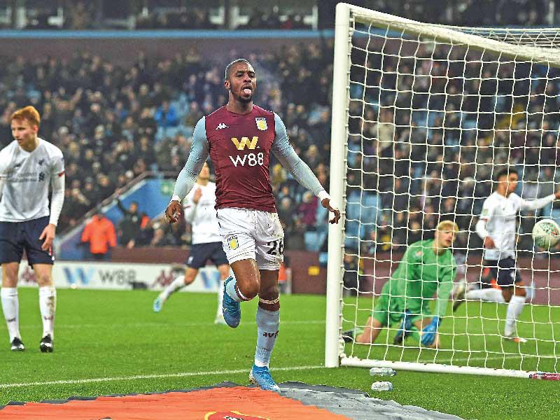 كوديجيا نجم أستون فيلا يحتفل بعد إحرازه الهدف الرابع