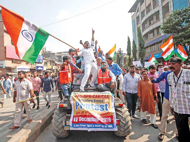 متظاهرون يلوحون باعلام الهند أمس في مومباي (رويترز) 