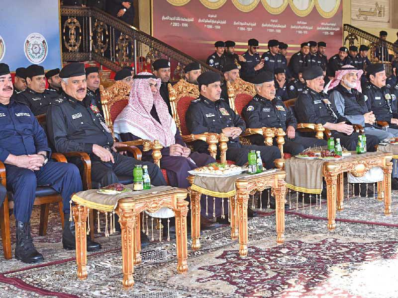 وكيل وزارة الداخلية الفريق عصام النهام متوسطاً القيادات الأمنية بالاحتفال 