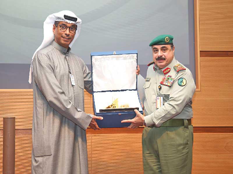 المدير العام للمؤسسة العامة للتأمينات الاجتماعية مشعل العثمان مكرماً وكيل الحرس الوطني الفريق الركن هاشم الرفاعي