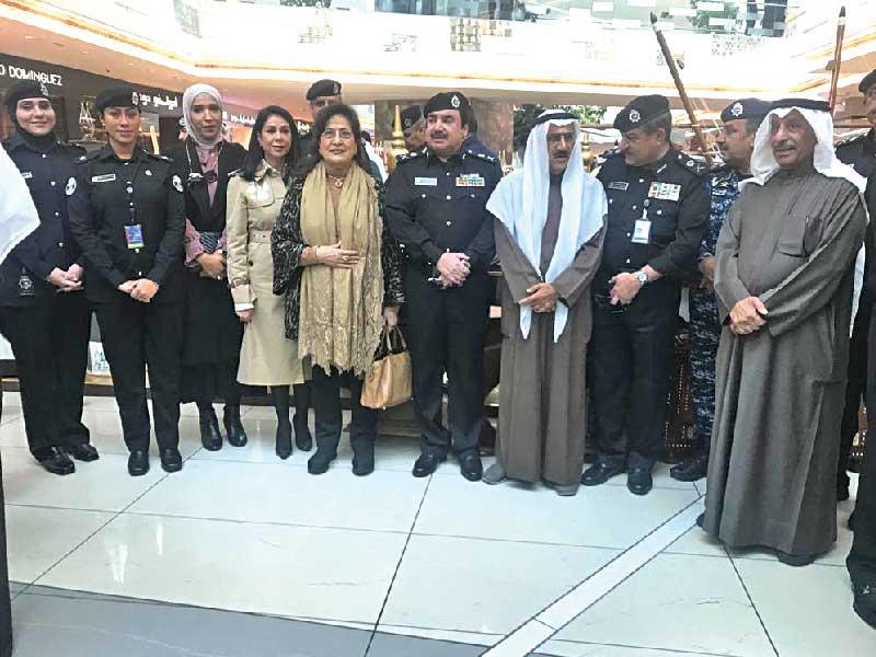 الفريح ووفد «حقوق الإنسان» مع مسؤولي «الداخلية» خلال زيارة المعرض