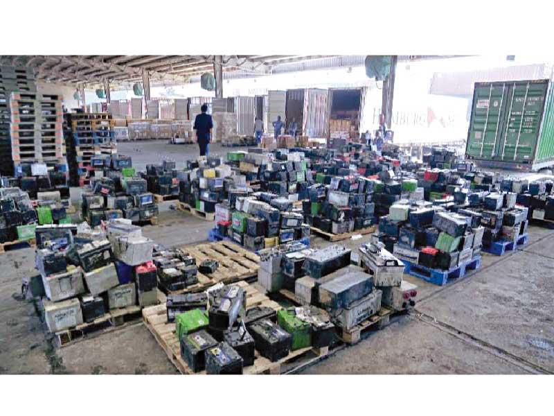 البطاريات المهربة بعد ضبطها 