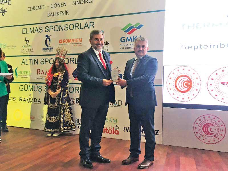  محافظ ولاية بالكسير إيرسن يازيكي مكرما رئيس لجنة العلاج السياحي في تركيا أمين شكماك 