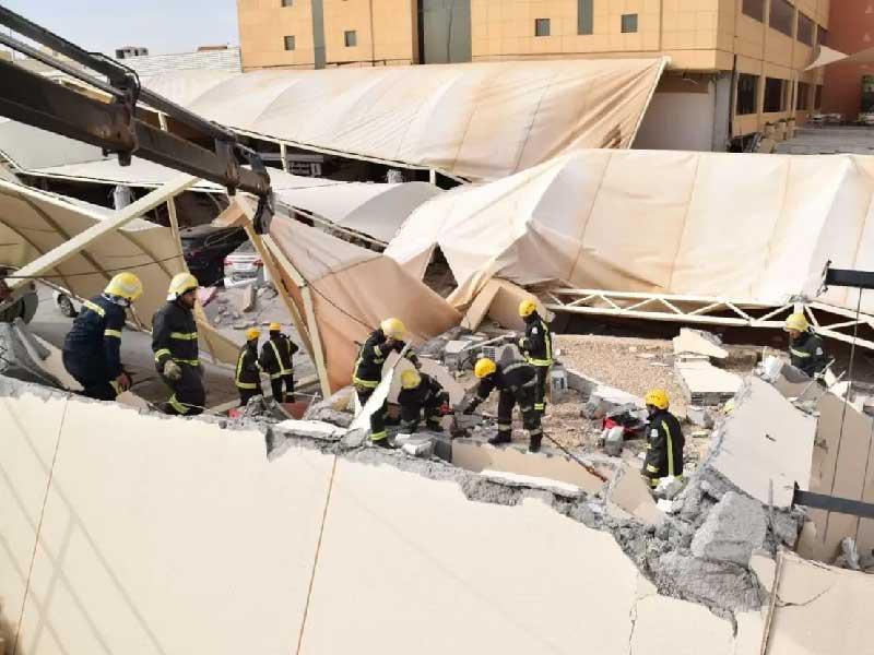 الدفاع المدني السعودي أثناء التنقيب جراء انهيار جزء من سور جامعة المعرفة وموقف السيارات فيها